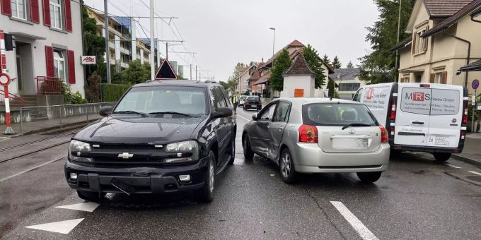 Kollision zwischen zwei Personenwagen in Aesch.