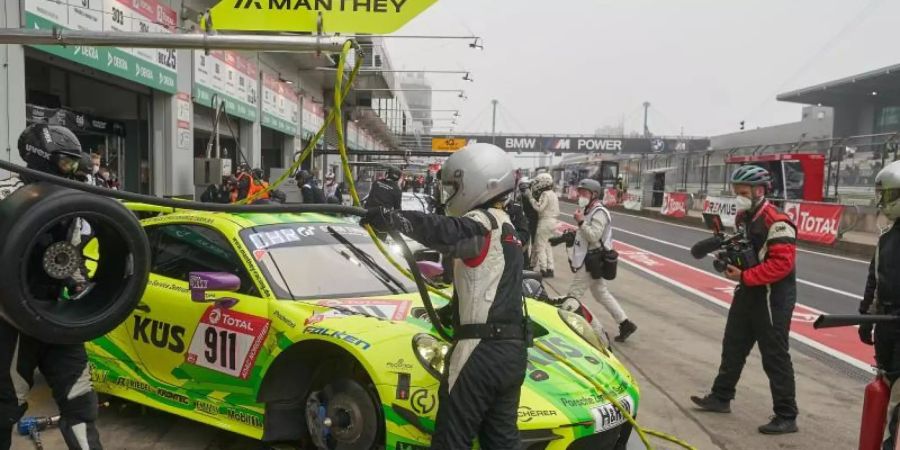 Der Porsche 911 GT3 des Teams Manthey-Racing absolviert einen Boxenstopp. Foto: Thomas Frey/dpa