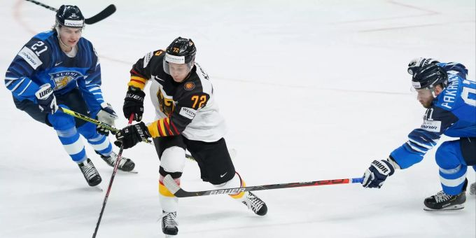 Deutschlands Dominik Kahun (m.) kämpft mit Finnlands Jere Innala (l.) und Iiro Pakarinen um den Puck. Eishockey WM