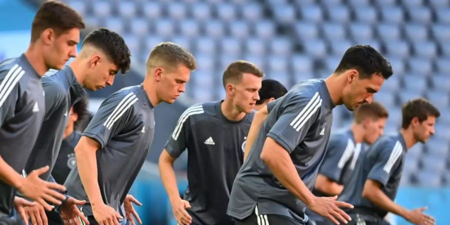 Die deutsche Nationalmannschaft startet gegen Frankreich in die EM: Die DFB-Spieler beim Abschlusstraining. Foto: Federico Gambarini/dpa