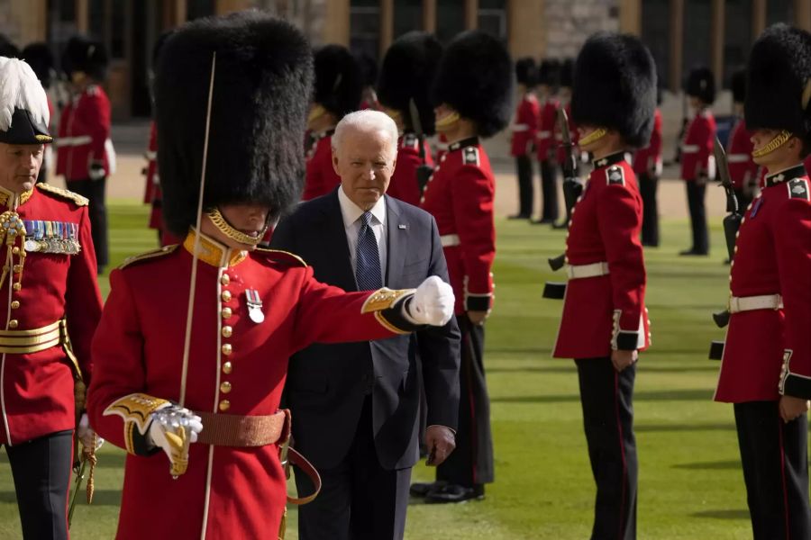 Joe Biden kommt auf Schloss Windsor an.