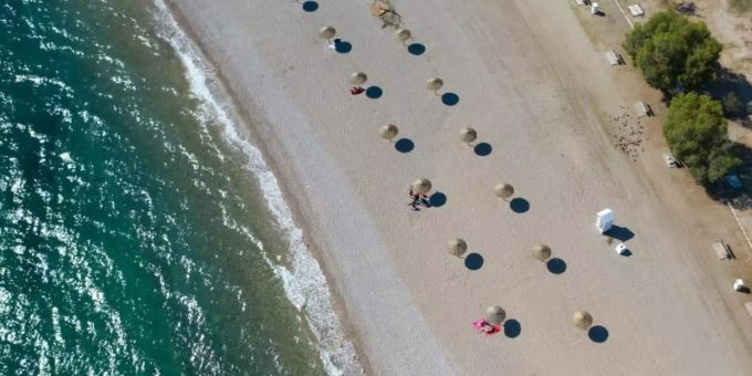 An einem Strand südlich von Athen stehen Sonnenschirme für Strandbesucher bereit. Foto: Lefteris Partsalis/XinHua/dpa An einem Strand südlich von Athen stehen Sonnenschirme für Strandbesucher bereit. Foto: Lefteris Partsalis/XinHua/dpa