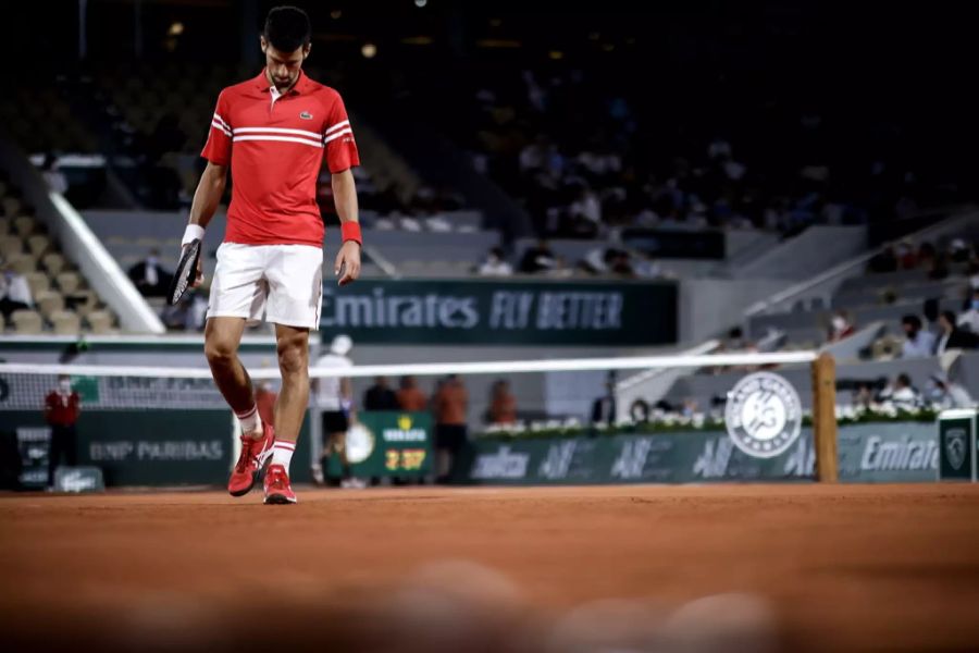 Novak Djokovic gewann das Spiel schliesslich vor fast leeren Rängen.