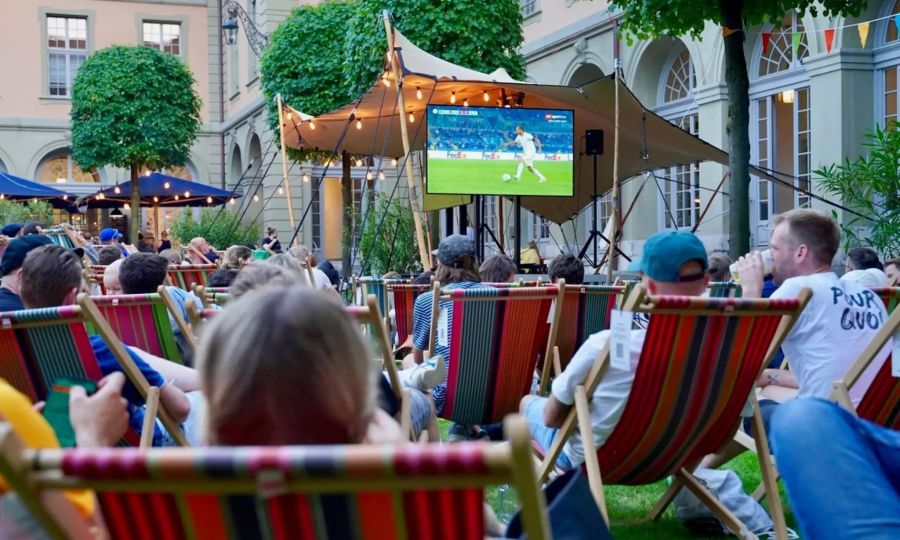 Auch im Innenhof des Generationenhauses in Bern kann die Euro 2020 verfolgt werden.