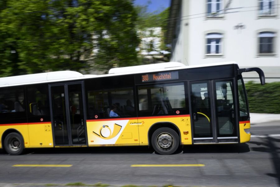 In den Fahrzeugen von Postauto wurden während der Pandemie Plexiglasscheiben in der Fahrerkabine angebracht, um die Fahrer zu schützen. (Symbolbild)