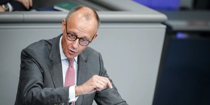 Friedrich Merz kritisiert am Bundestag mangelnde Finanzierung von Kanzler Olaf Scholz für die Bundeswehr. bundestag etat bundeswehr merz
