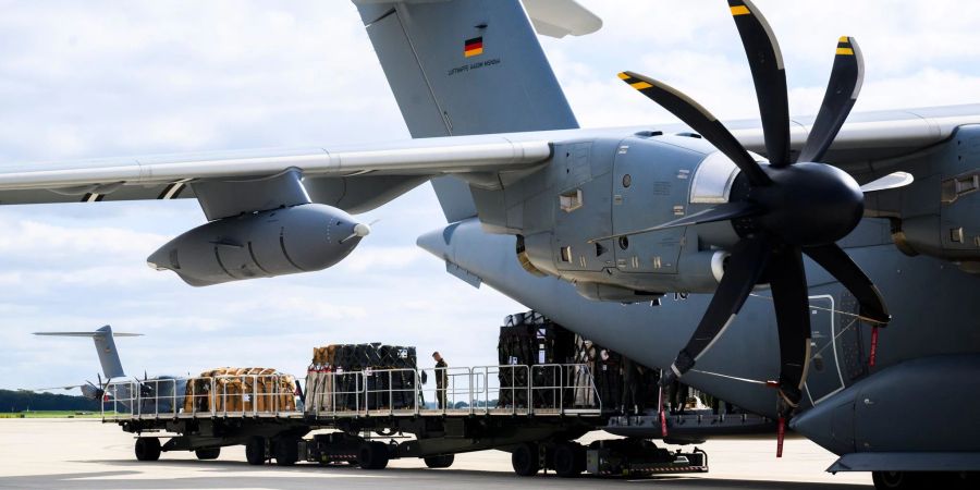 Hilfsgüter des Technischen Hilfswerkes THW werden am Fliegerhorst Wunstorf in ein Transportflugzeug Airbus A400M der Luftwaffe verladen.