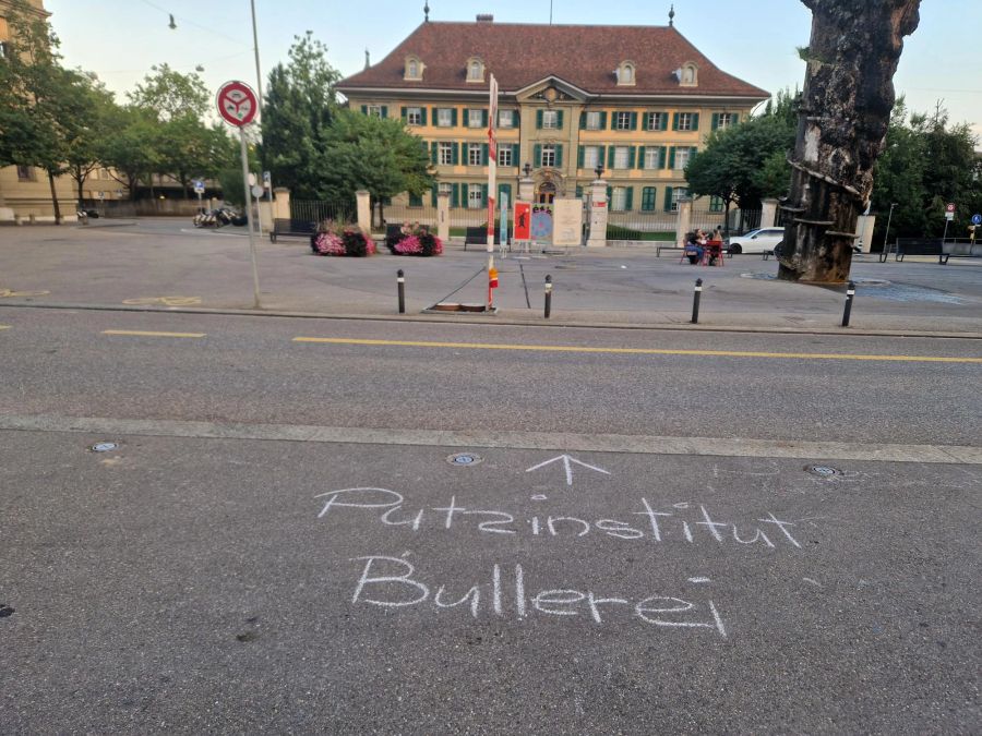 Auf dem Waisenhausplatz wurde auch eine Botschaft an die Polizei hinterlassen.