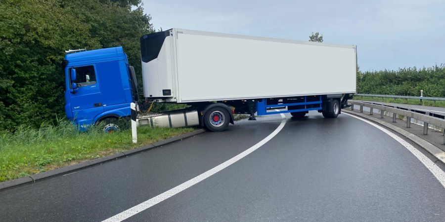 Sattelschlepper blockiert Autobahnzubringer