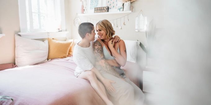 Sexualität ist etwas Schönes, kann aber auch Ängste auslösen. Zwei Frauen im Bett