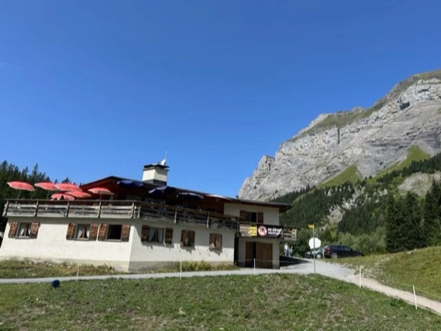 Wenn man beim Restaurant zur Sennhütte am Oeschinensee BE ankommt, erwartet einem eine Verbotstafel.