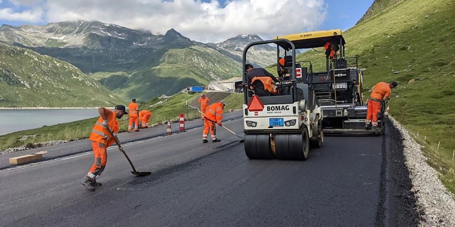 Auf dem Lukmanierpass wird Asphalt mit erhöhtem Recycling-Anteil eingebaut.