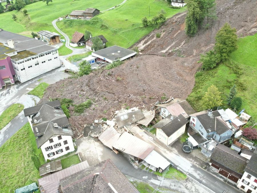 Diese Aufnahme zeigt mehrere zerstörte Häuser in Schwanden GL.