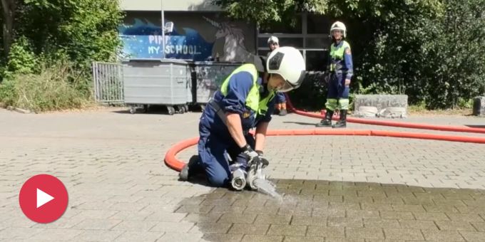 In Bubikon ZH - Feuerwehr-Übung für die grossen Kleinen