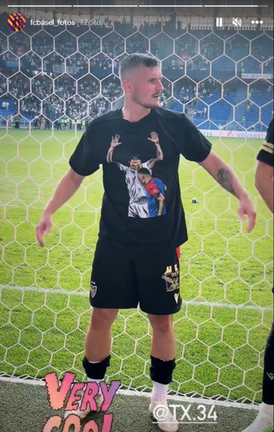 Taulant Xhaka zeigt sich nach dem Klassiker mit einem speziellen Shirt.