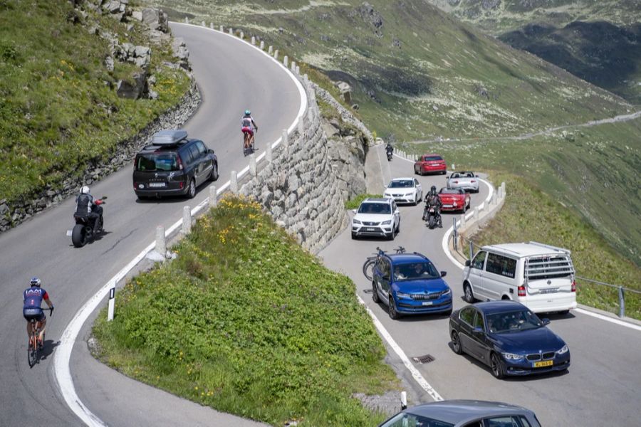 Auf dem Furkapass herrscht aufgrund der schönen Landschaft oft ein hohes Verkehrsaufkommen.