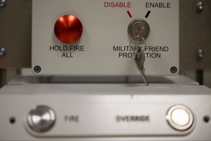 Ausbildungsgeräte, die aus einem IRIS-T SLM-System stammen, stehen während der Vorstellung der European Air Defence Academy in der Kaserne Todendorf in einem Übungsraum. (Symbolbild) iris-t