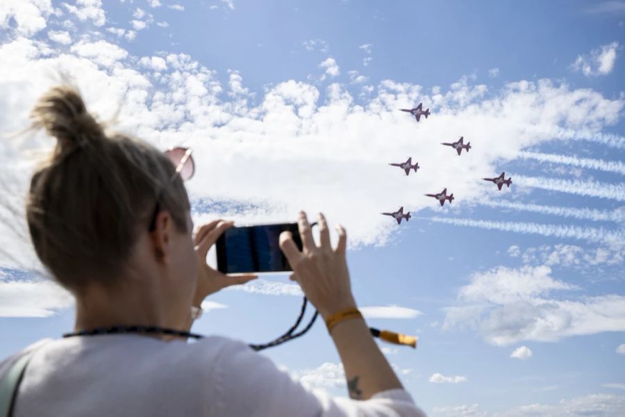 Besucher verfolgen die Flugvorführung der «Patrouille Suisse» am Flughafenfest anlässlich des 75-Jahre-Jubiläums am Flughafen Zürich.