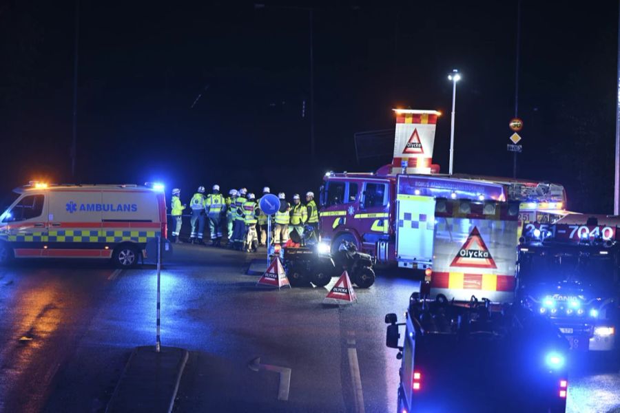 Der Grund für den Erdrutsch ist noch nicht klar. Die Polizei untersucht eine Baustelle in der Nähe.