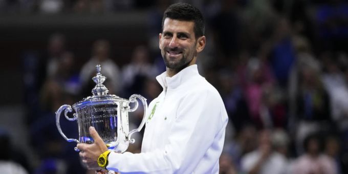 Hat am Sontag Sportgeschichte geschrieben: Tennis-Superstar Novak Djokovic. Novak Djokovic mit dem Pokal der US Open.