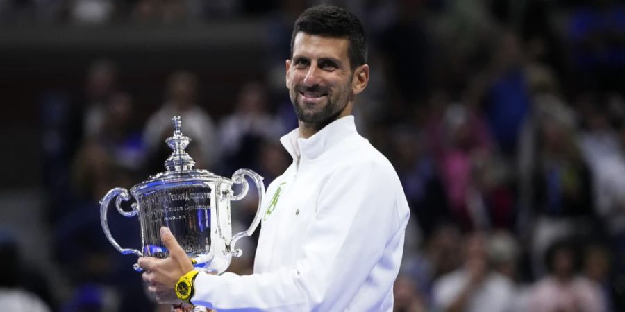 Novak Djokovic mit dem Pokal der US Open.