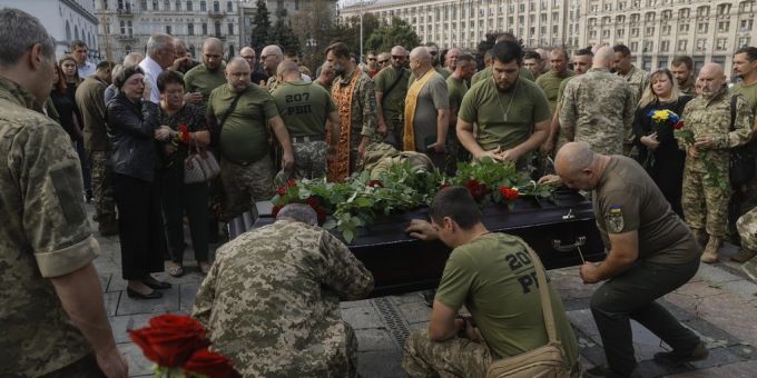 Die Beisetzung eines bei Bachmut verstorbenen ukrainischen Soldaten auf dem Unabhängigkeitsplatz in Kiew, Ukraine. soldaten