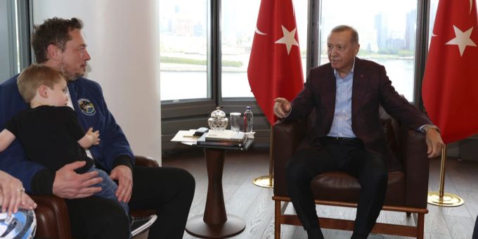 Der Unternehmer Elon Musk nahm seinen dreijährigen Sohn zum Treffen mit dem türkischen Präsidenten mit. Elon Musk und Erdogan