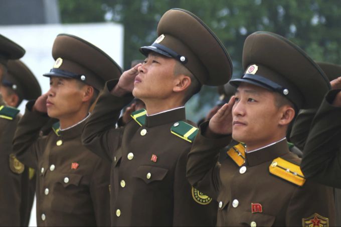 Soldaten bei der Militärparade anlässlich des 75. Jahrestags. parade nordkorea kim jong un