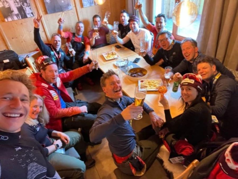 An der WM in Saalbach bedankte sich Marco Odermatt (l.) bei seinem Team mit diesem Foto auf Instagram.