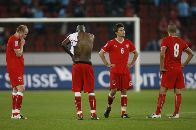 Lange Gesichter bei den Spielern der Schweizer Nati nach der 1:2-Pleite gegen Luxemburg 2008. Schweizer Nati