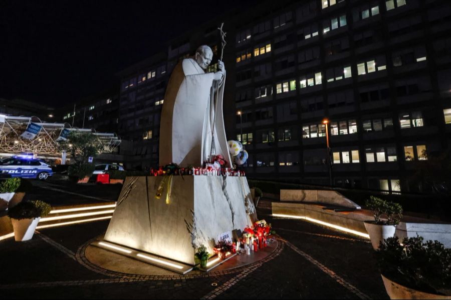 Papst Johannes Paul Statue