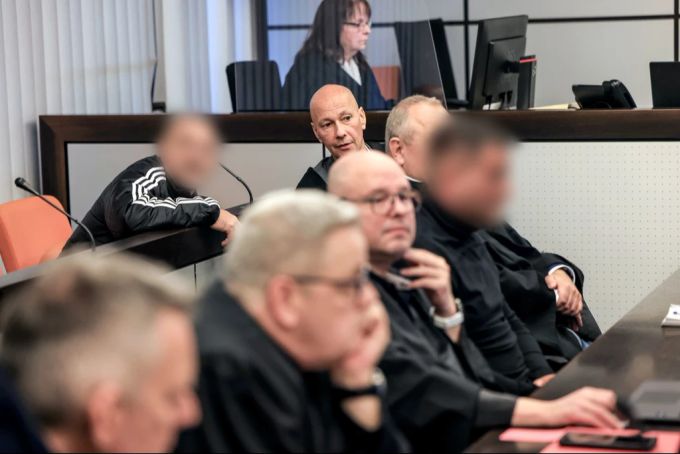 Den Angeklagten droht wegen Erpressung der Familie von Michael Schumacher bis zu vier Jahren Haft. Der Prozess begann am Dienstag. michael schumacher