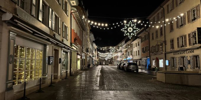 Die Weihnachtsdekoration in der Altstadt von Laufen ist an die öffentliche Beleuchtung gekoppelt. laufen