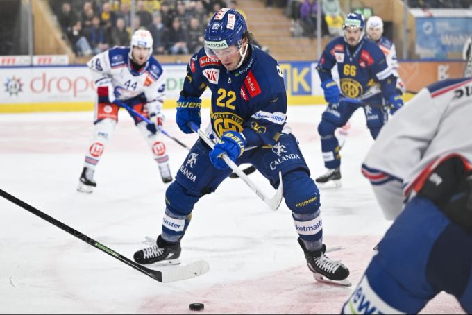 Brandon Lemieux muss nach einem Schlag gegen den Linesman frühzeitig unter die Dusche. HC Davos
