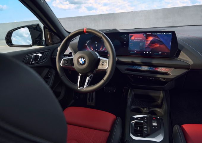 BMW 2er Gran Coupé M235: Im Innenraum dominiert das Curved Display, das Instrumentenkombi und Infotainment-Display unter einer gebogenen Glasoberfläche vereint. BMW 2er Gran Coupé