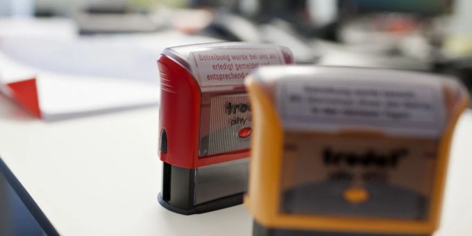 Die St. Galler Staatsanwaltschaft wirft einem Mann vor, eine Betreibungsamtsleiterin bedroht und unerlaubt gefilmt zu haben. Betreibungsamtsleiterin