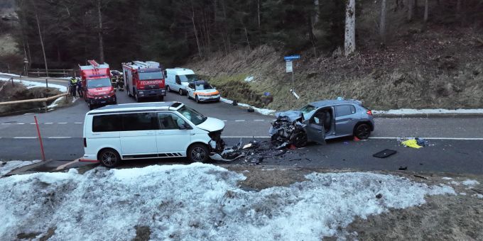 Schwarzsee FR - Vier Verletzte bei Frontalkollision