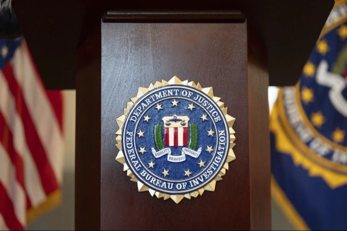Das Logo des FBI auf einem Podium kurz vor einer Medienkonferenz in der FBI-Aussenstelle in Portland, Oregon, am 16. Januar 2025. FBI Logo