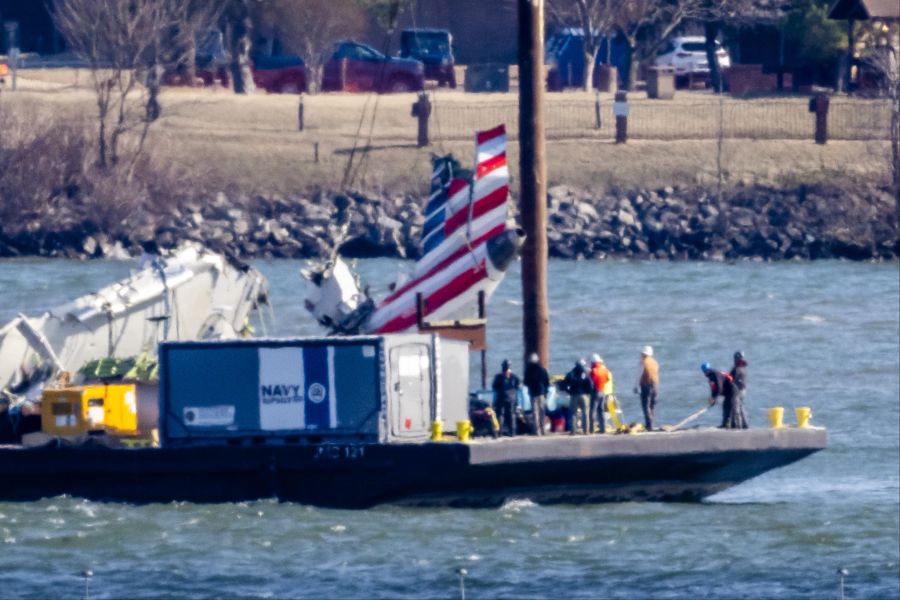 Die Maschinen stürzten in den Fluss Potomac. Im Bild werden Flugzeugtrümmer aus dem Fluss geborgen.