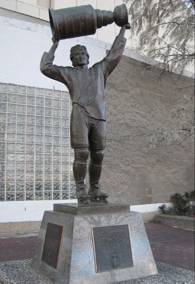 In Edmonton steht eine Statue zu Ehren von NHL-Legende Wayne Gretzky. NHL