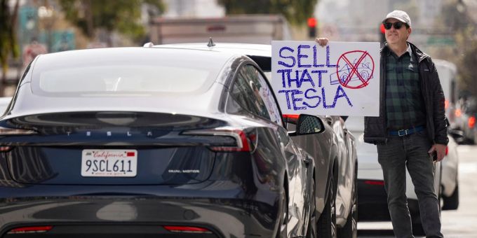 In den USA kommt es zu Protesten gegen Tesla. Laut Donald Trump werden sie von Linken bezahlt. tesla