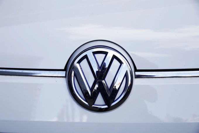 Der Verkaufsrückgang in China belastet die Bilanz von VW. (Symbolbild) VW Logo