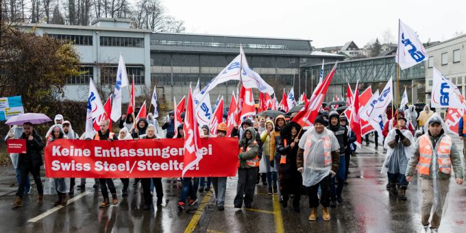 Demonstrierende wehren sich anlässlich einer Solidaritätskundgebung zum Stellenabbau bei Steeltec, eine Tochterfirma von Swiss Steel, in Emmenbrücke LU. Steeltec