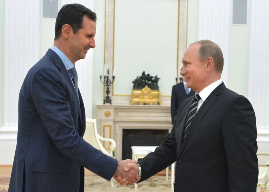 2015 hat Putin Assad noch retten können. Diesmal nicht. Hier ein Handschlag aus dem Jahr 2021.