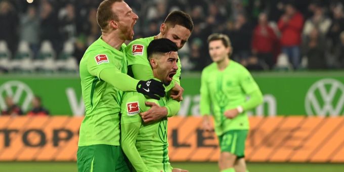 Wolfsburgs Mohamed Amoura (r) jubelt in der Bundesliga mit Wolfsburgs Maximilian Arnold (l) nach dem Tor zum 2:2. Bundesliga Wolfsburg