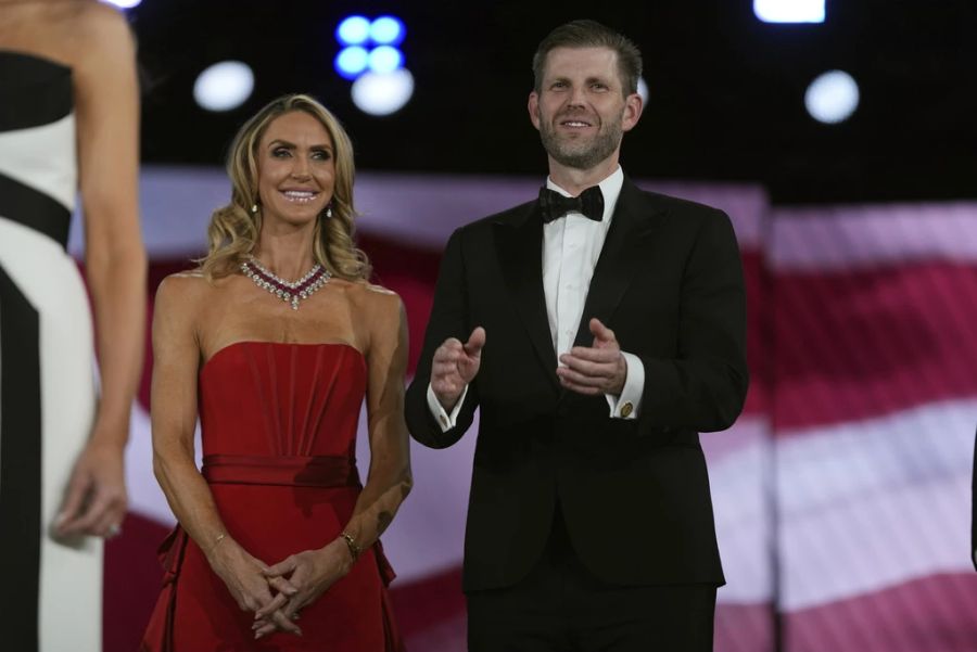 Lara Trump, hier mit Ehemann Eric Trump, ist Co-Vorsitzende der Republikaner und auf dem Weg zur Senatorin. (Archivbild)