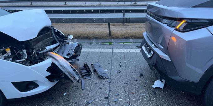 Auffahrkollision zwischen drei Autos auf der A13. Auffahrkollision auf A13