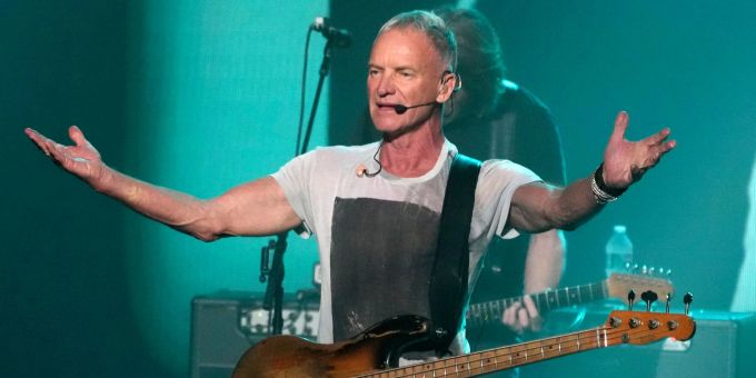 Rockstar Sting muss krankheitsbedingt Auftritte absagen. (Archivbild) Sting Konzert in Los Angeles
