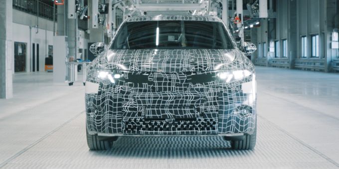 Noch hüllt BMW sein neues Schmuckstück in Tarnfolie. BMW Neue Klasse X
