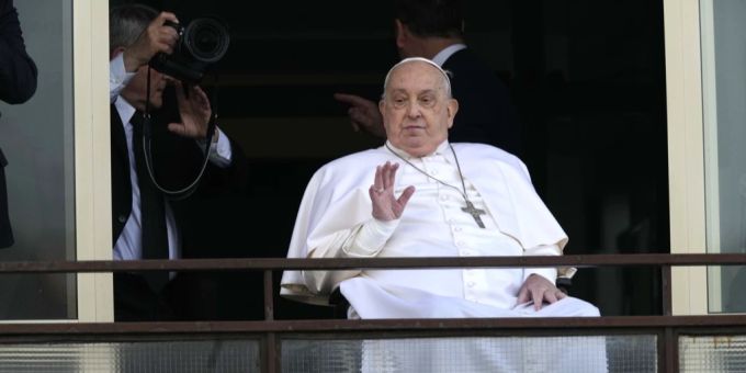 Seinem Arzt zufolge, war das Leben des erkrankten Papst Franziskus zwischenzeitlich in Gefahr. (Archivbild) Papst Franziskus Balkon Spital